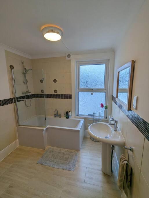Spacious First Floor Family Flat, Sea View Torquay Luaran gambar
